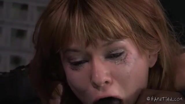 Строгий извращенный мужик усадил рабыню на трахательный станок