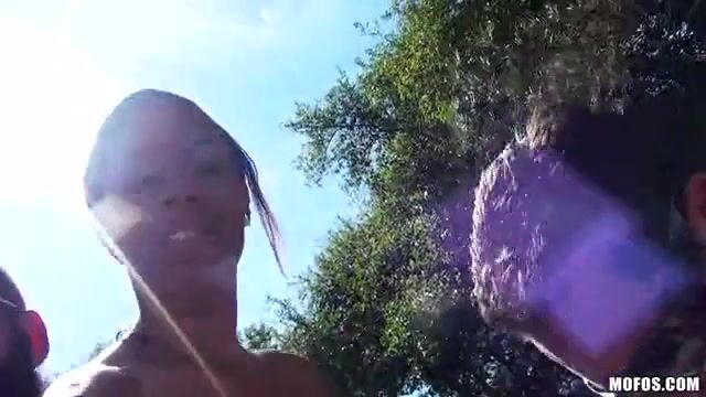 Любительница наколок отдалась садовнику во дворе