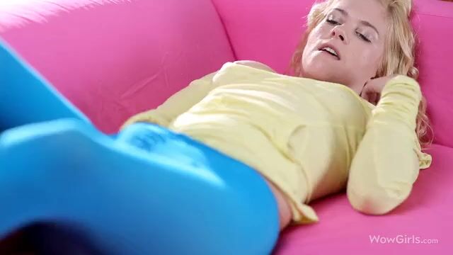 Романтичная красотка в колготках сосет хуй и пожирает сперму