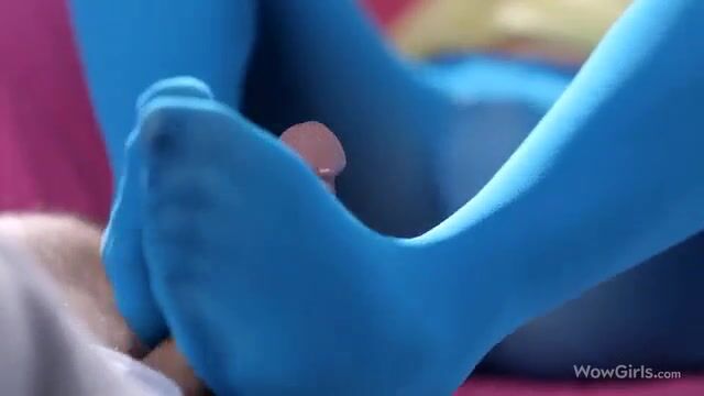 Романтичная красотка в колготках сосет хуй и пожирает сперму