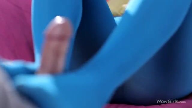 Романтичная красотка в колготках сосет хуй и пожирает сперму