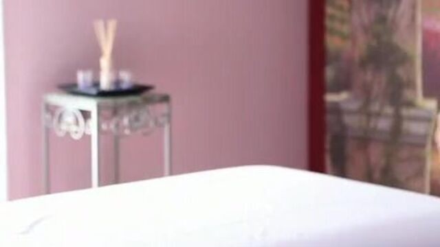 Массажист ощупал голую стерву и выебал на рабочем столе