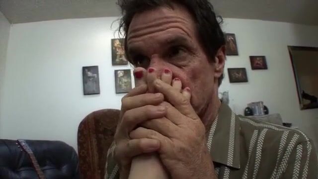 Рыжая дочка-гитаристка классно играет с папиным пенисом