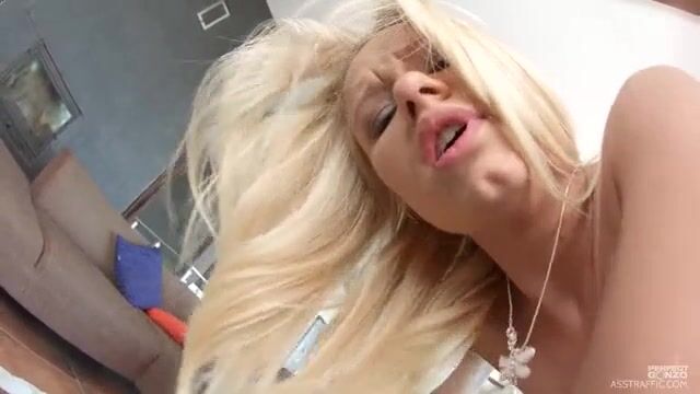 Твердый пенис шикарно входит в зажатую женскую задницу