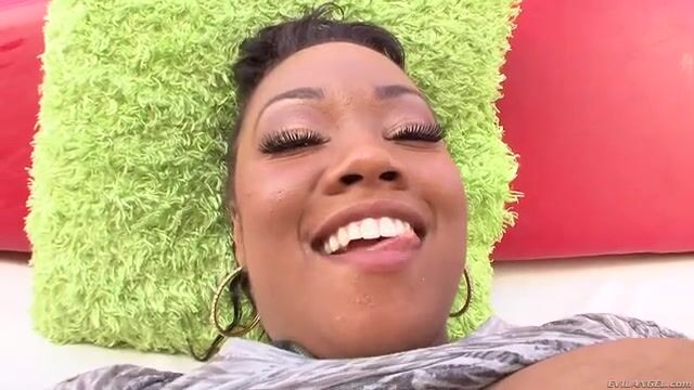 Твердый белый член классно входит негритянке в очко