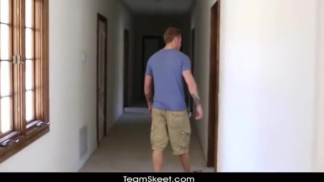 Не дал кузине потрепать пизденку и трахнул в спальне