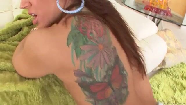 Поставил на четвереньки татуированную спутницу и засадил в тугую попку