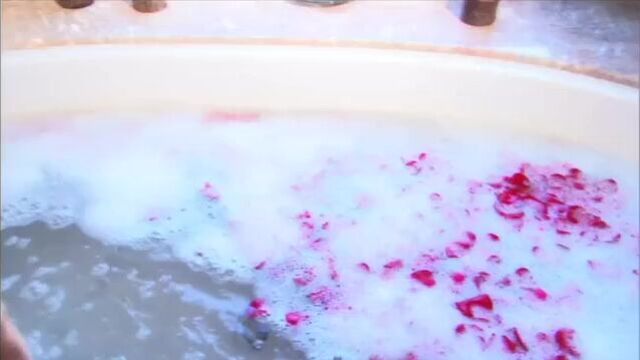 Старшая сестра сосет брату в ванной и позволяет засадить