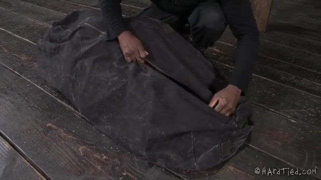 Негритянка с кляпом во рту унижена хозяином