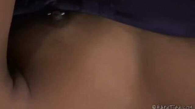 Негритянка с кляпом во рту унижена хозяином