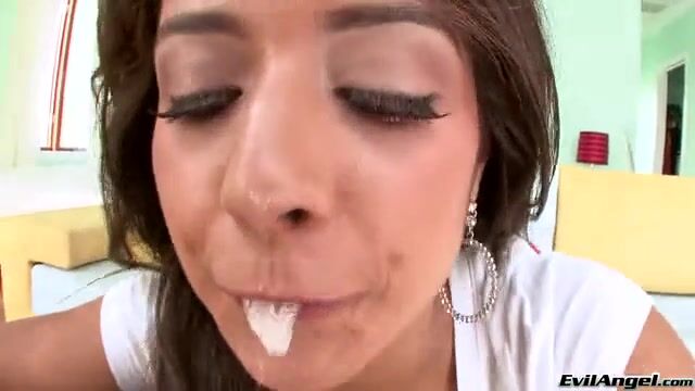 За качественный отсос получила теплую сперму на язык