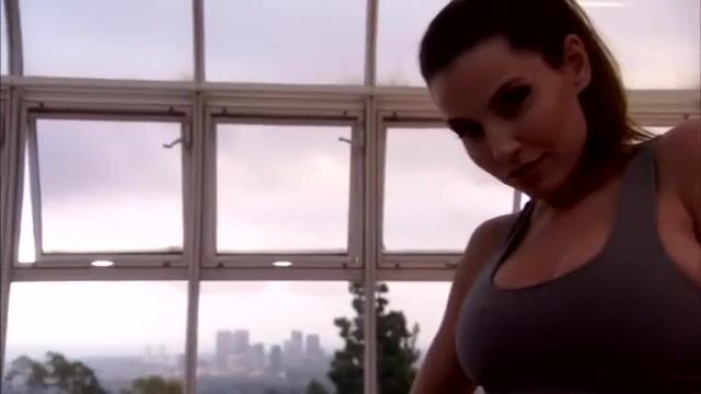 Спортсменка с классными сиськами ласкает себя перед камерой