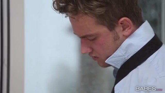 Обнажил молодую студентку и тщательно вылизал письку