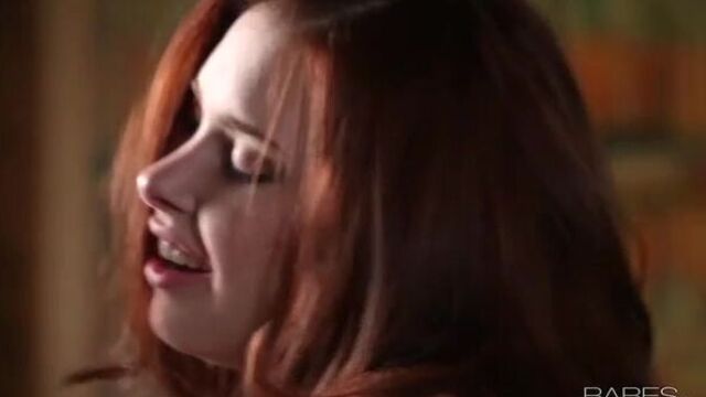 Влюбленные устроили романтичный секс в уютной комнате