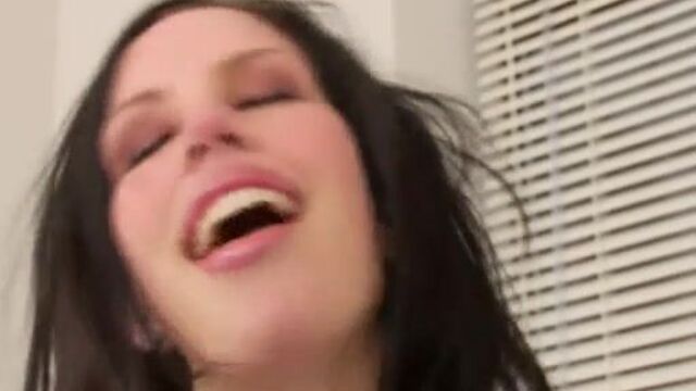 Дрочка пизды двумя игрушками довела красотку до яркого оргазма