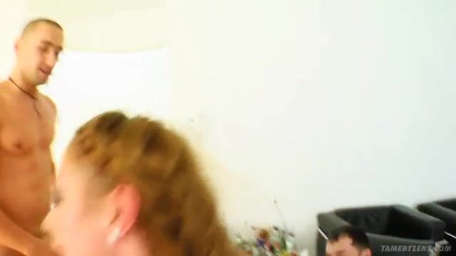 Худышка отсасывает друзьям и подставляет дырки