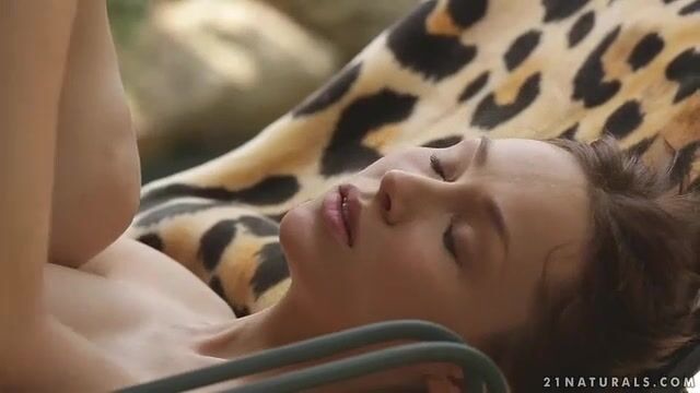 Очаровательная студентка трахается в кресле и постанывает от удовольствия