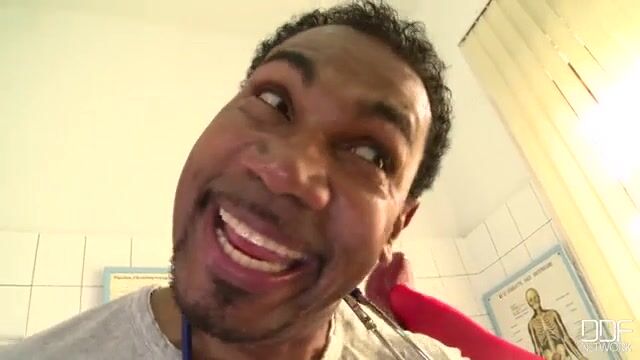 Строгий негр грубо дрочит письку грудастой проказнице