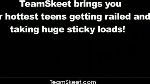 Липкая худышка подставляет письку под пенис массажиста