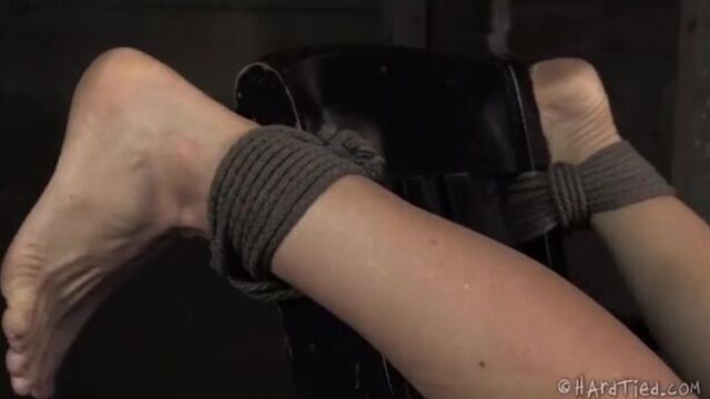 Грубая мастурбация заставила рабыню сильно вспотеть