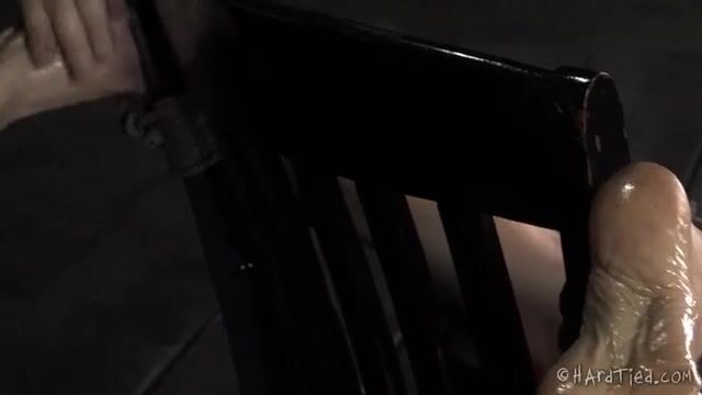 Грубая мастурбация заставила рабыню сильно вспотеть