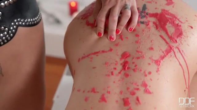 Безумная госпожа облила рабыню воском и поимела попку игрушкой