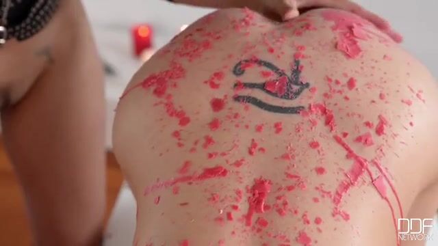 Безумная госпожа облила рабыню воском и поимела попку игрушкой