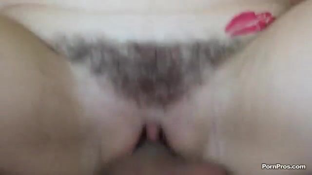 Привлекательная цыпочка с классными дойками встает раком перед другом