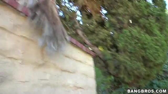 Чернокожий садовник имеет в письку белую жену хозяина