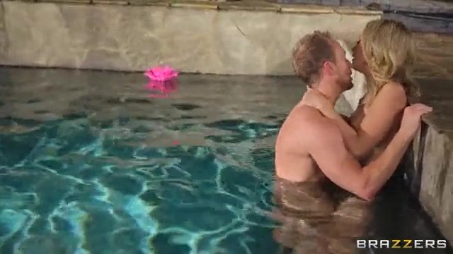 Тренер по плаванью соблазнил и выебал красотку в бассейне
