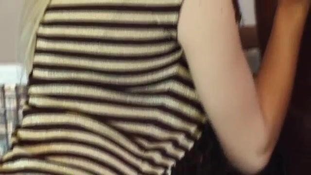 Сестренка в коротком платье удовлетворяет брата в ванной