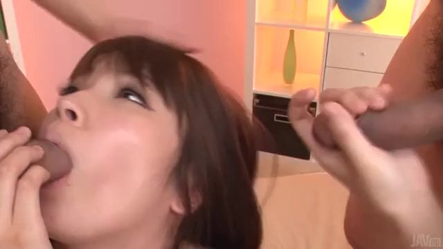 Прыткая японская девушка отсасывает и трахается с двумя мужиками