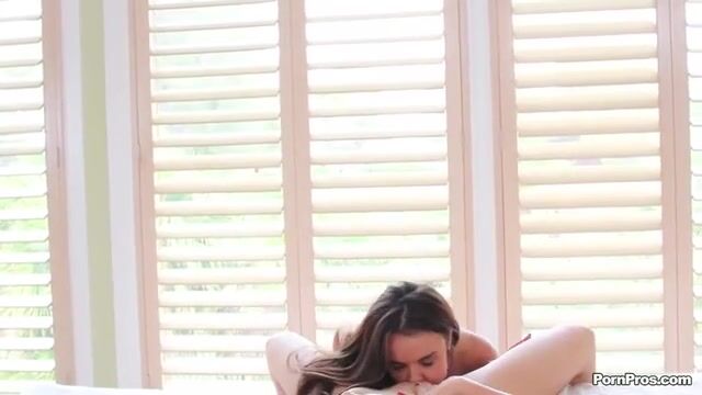 Мокренькие телочки решились на групповуху с другом