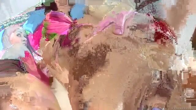 Мужик обожает засаживать хуй в масляные женские жопы