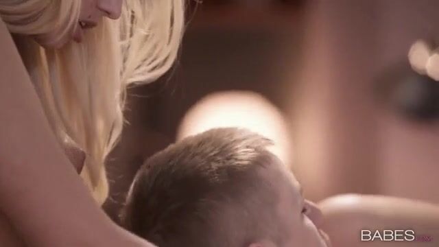 Русская романтичная троица нежно ебется в уютной спальне