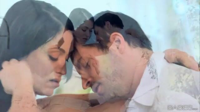 Загорелая развратница раздевается и дает лизать письку