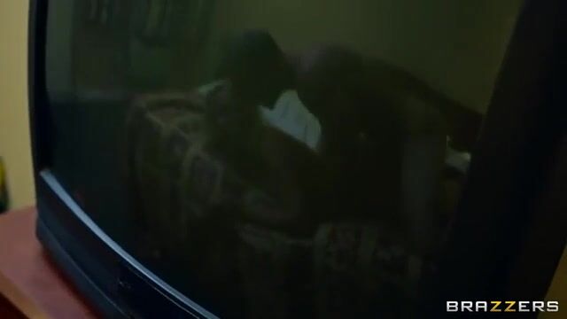 Непутевая дочка разделась перед отцом и подставила мокрую киску