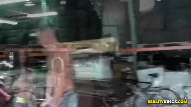 Шлюшка в узких шортах возбуждает механика стриптизом