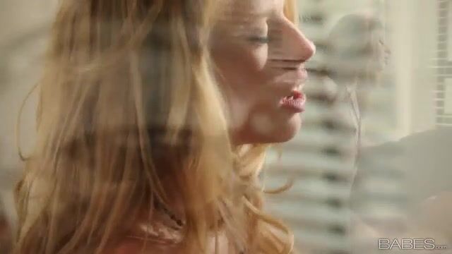 Белокурая красотка подпрыгивает на упругом члене возбужденного соседа