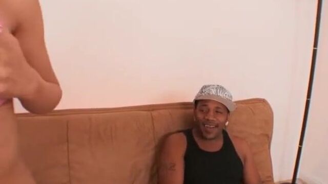 Негритенок с большим хуем славно засаживает латинке между ног