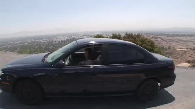 Хрупкая латинка садится на хуй нового партнера и стонет от счастья