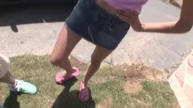 Хрупкая латинка садится на хуй нового партнера и стонет от счастья