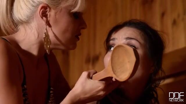 Строгая лесбиянка дрочит любовнице анус в бане черпаком