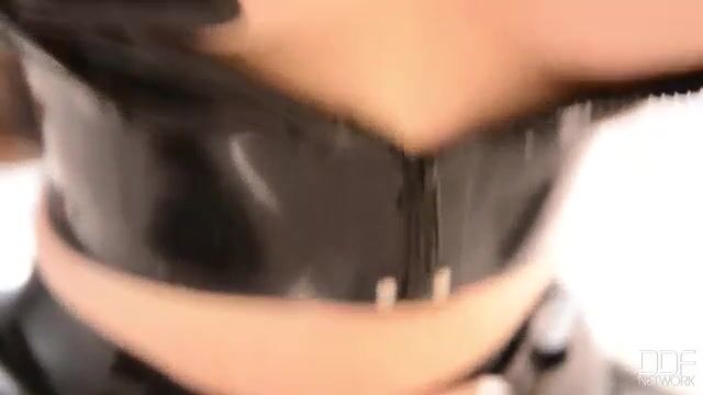 Нарядная баба с красивыми сиськами засаживает вибратор в письку