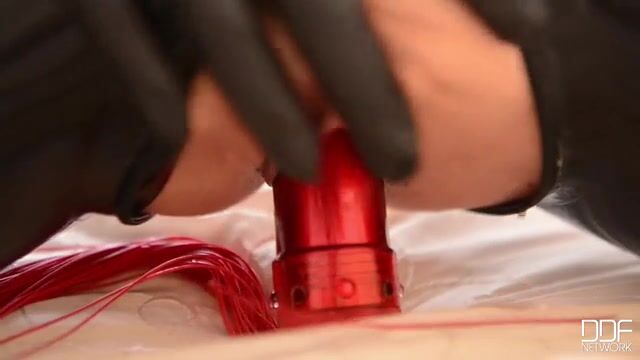 Нарядная баба с красивыми сиськами засаживает вибратор в письку