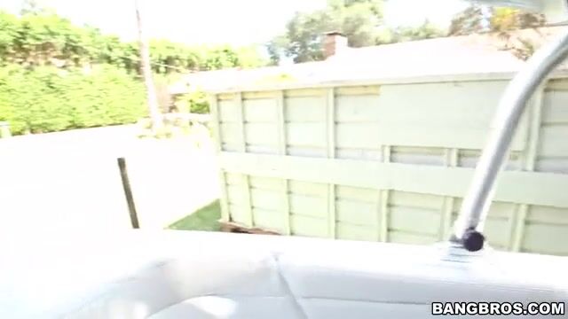 Модная шлюшка в очках промокла на хую негра