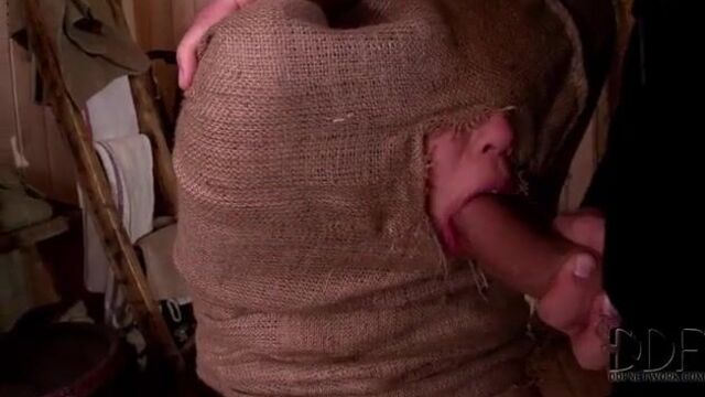 Мужики грубо выебали толстую азиатку на сеновале