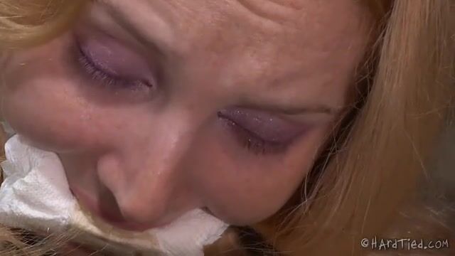 Наглый злодей ощупал рабыню и связал длинными веревками