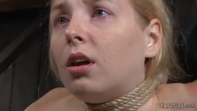 Наглый злодей ощупал рабыню и связал длинными веревками