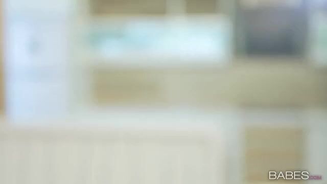 Брюнет возбуждает подругу языком и дрочит пальцами